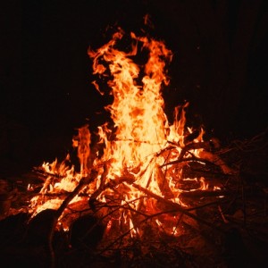 campfire-Nightfall-camp-glaming-queensland-wilderness-experience